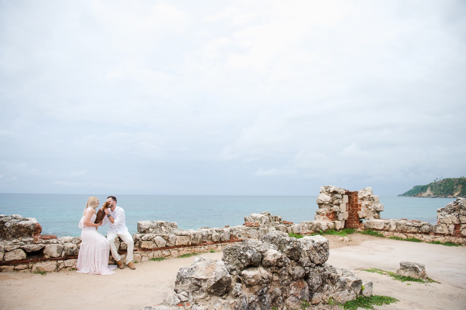 fotos love story en ruinas de aguadilla y borinquen beach por Camille Fontanez