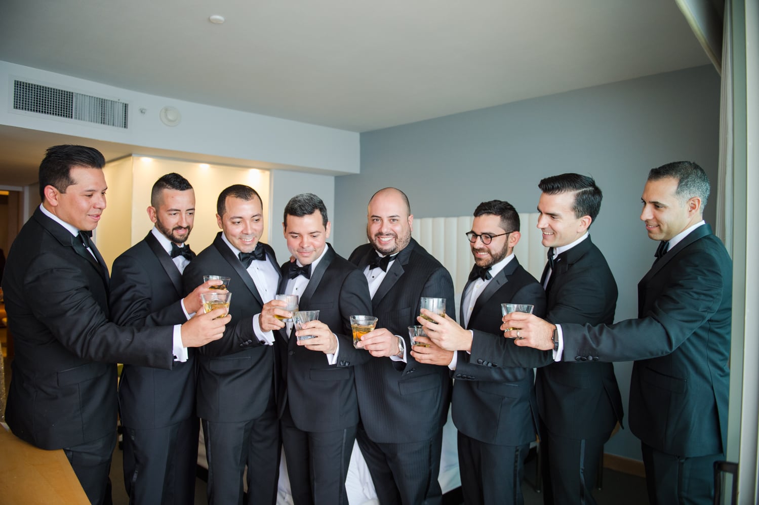 fotografia de boda y preparacion de los novios en La Concha Resort por fotografa Camille Fontanez