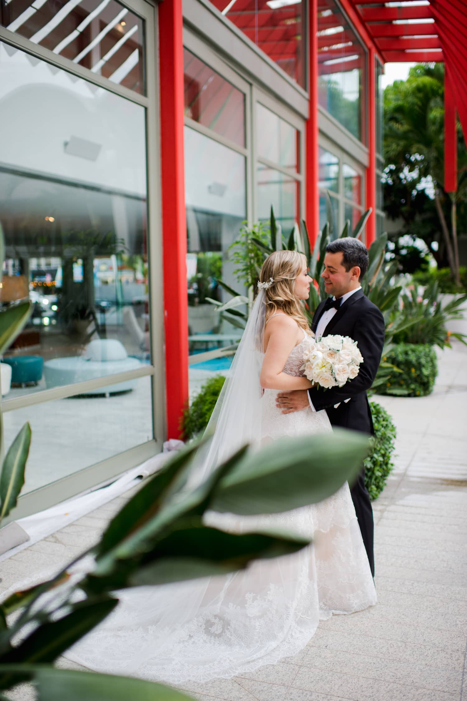 fotografia de boda y preparacion de los novios en La Concha Resort por fotografa Camille Fontanez
