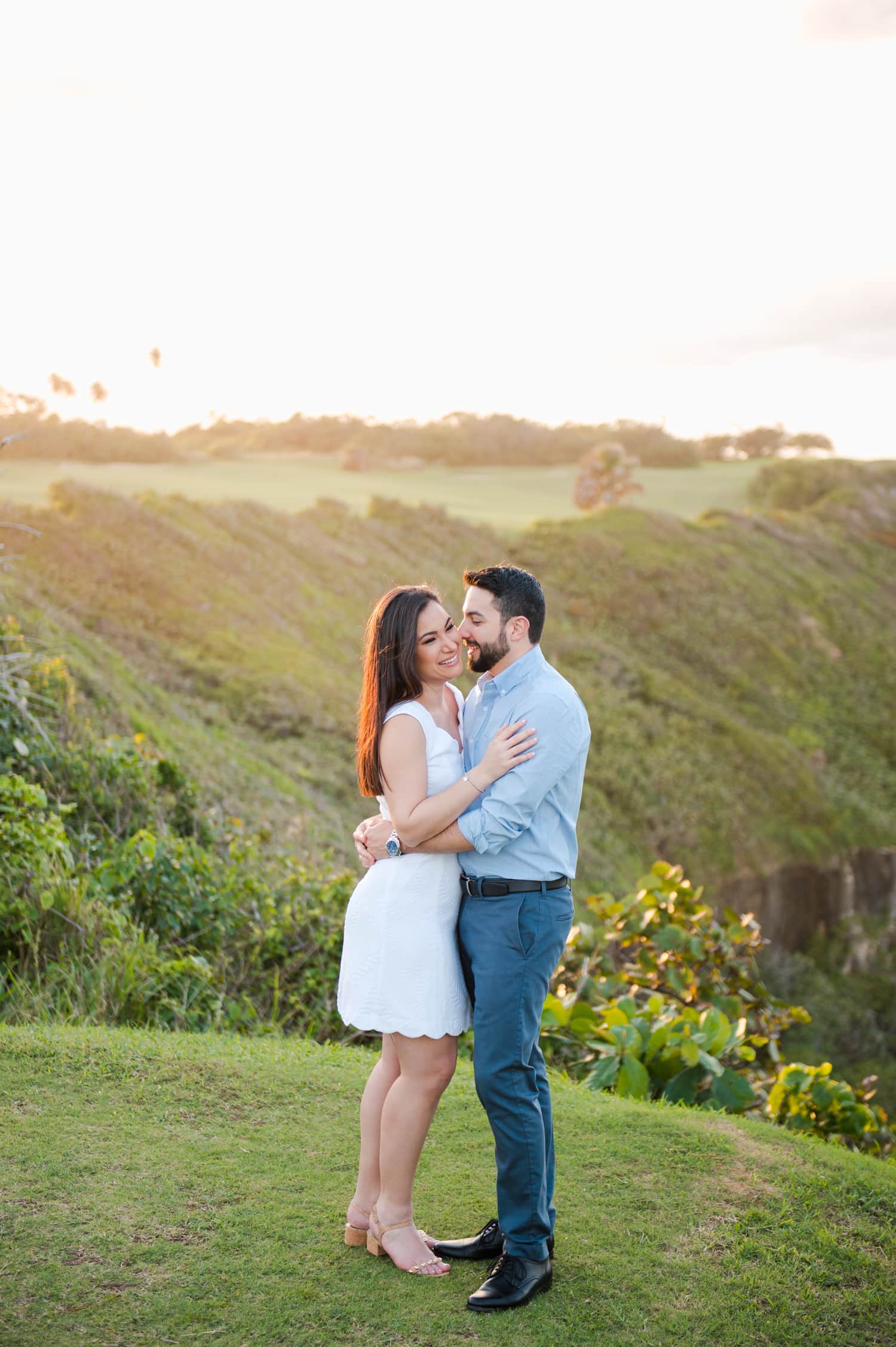 fotografa de bodas Camille Fontanez captura una sesión love story en el Royal Isabela Resort