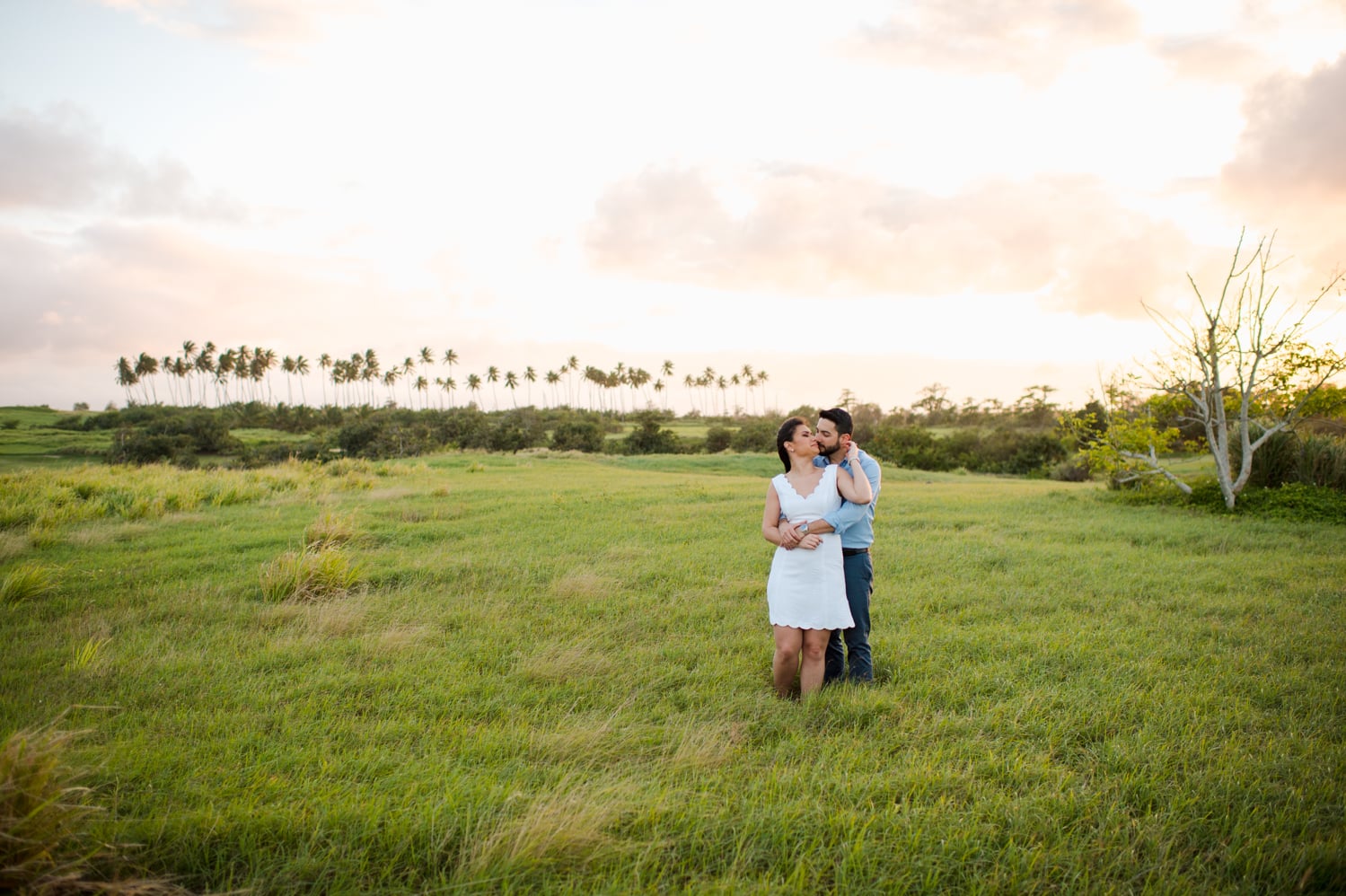 fotografa de bodas Camille Fontanez captura una sesión love story en el Royal Isabela Resort