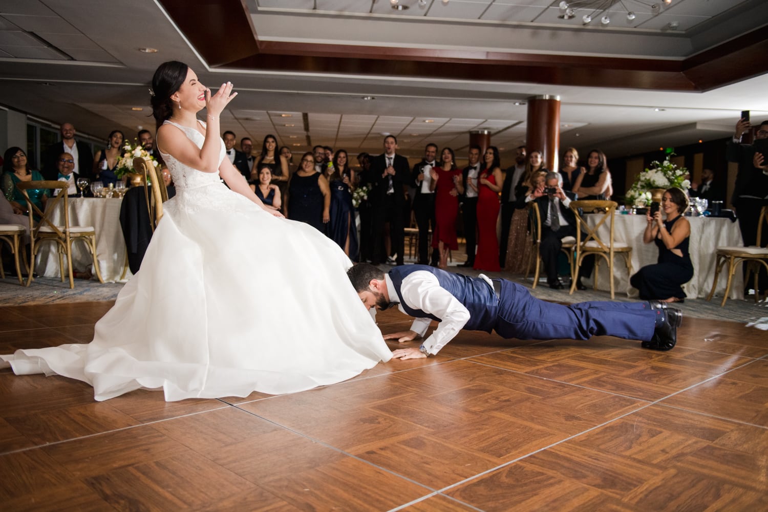 hermosas fotos de recién casados y recepción de bodas en Club Náutico de San Juan, Puerto Rico por Camille Fontanez