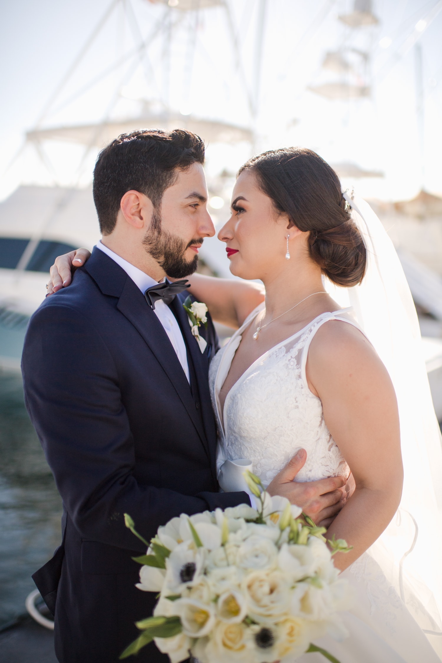 hermosas fotos de recién casados y recepción de bodas en Club Náutico de San Juan, Puerto Rico por Camille Fontanez