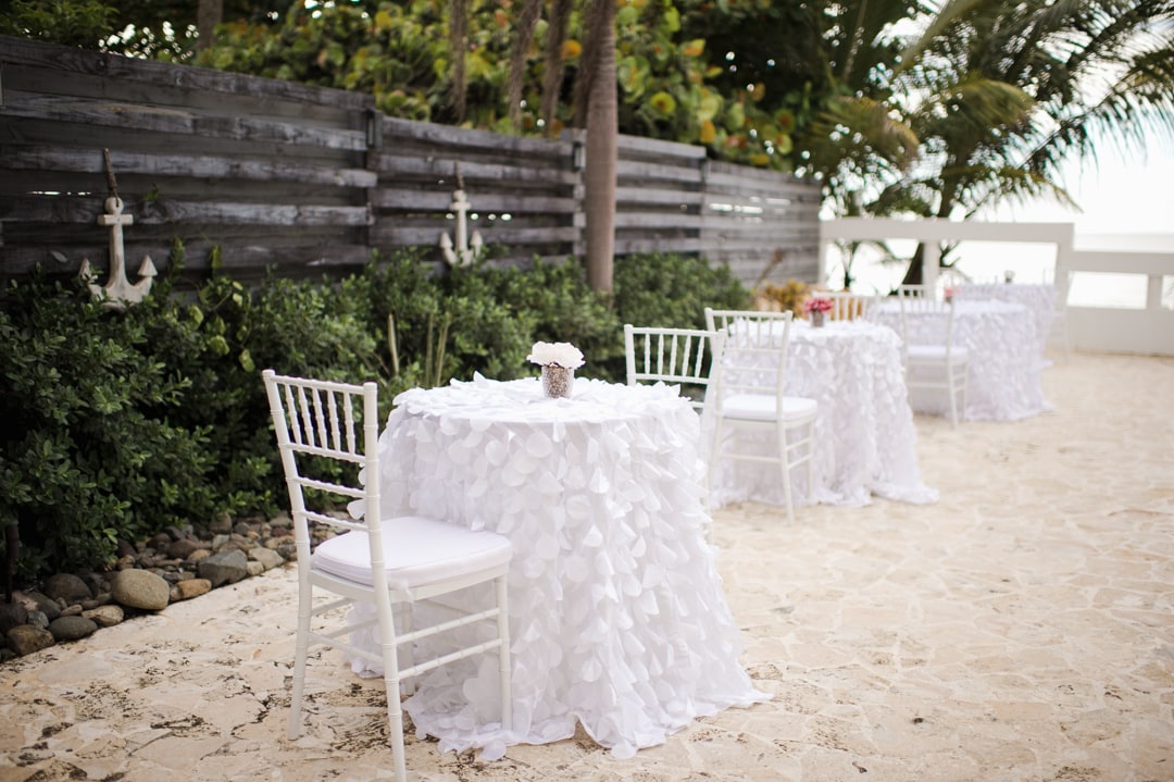 Idealmente, las bodas durante el COVID-19 deben ser al aire libre y con mesas personales a más de 6 pies de distancia.