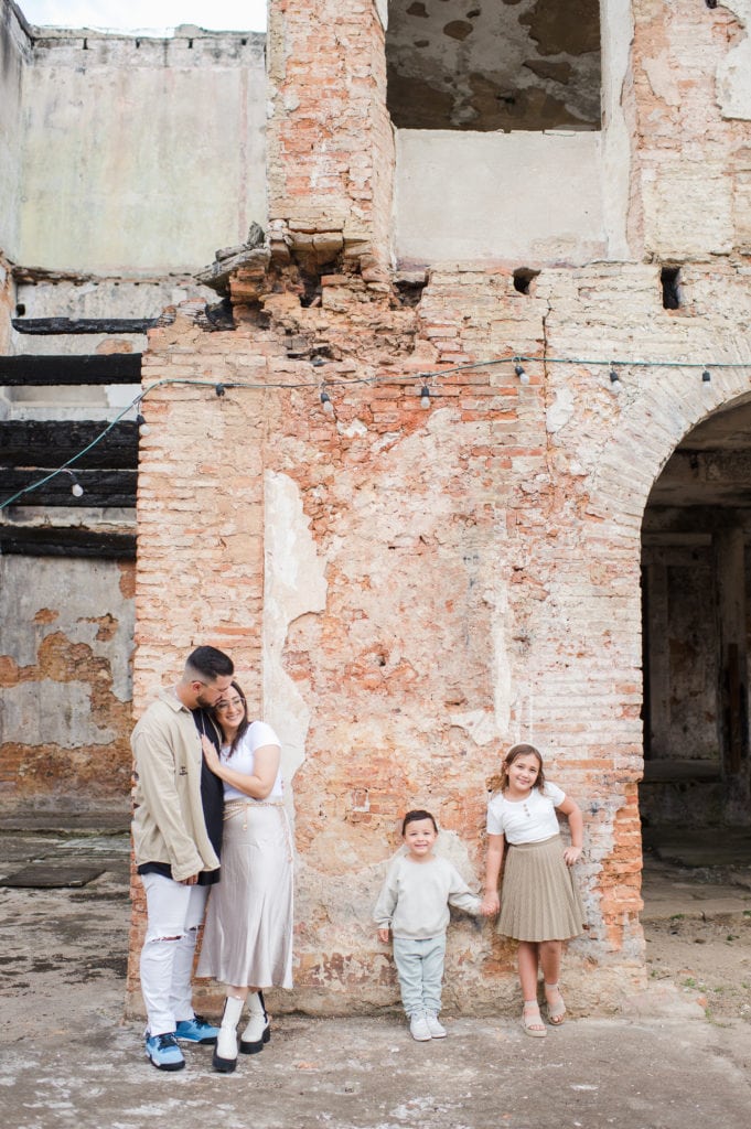 fotos familiares en ruinas de manati en puerto rico