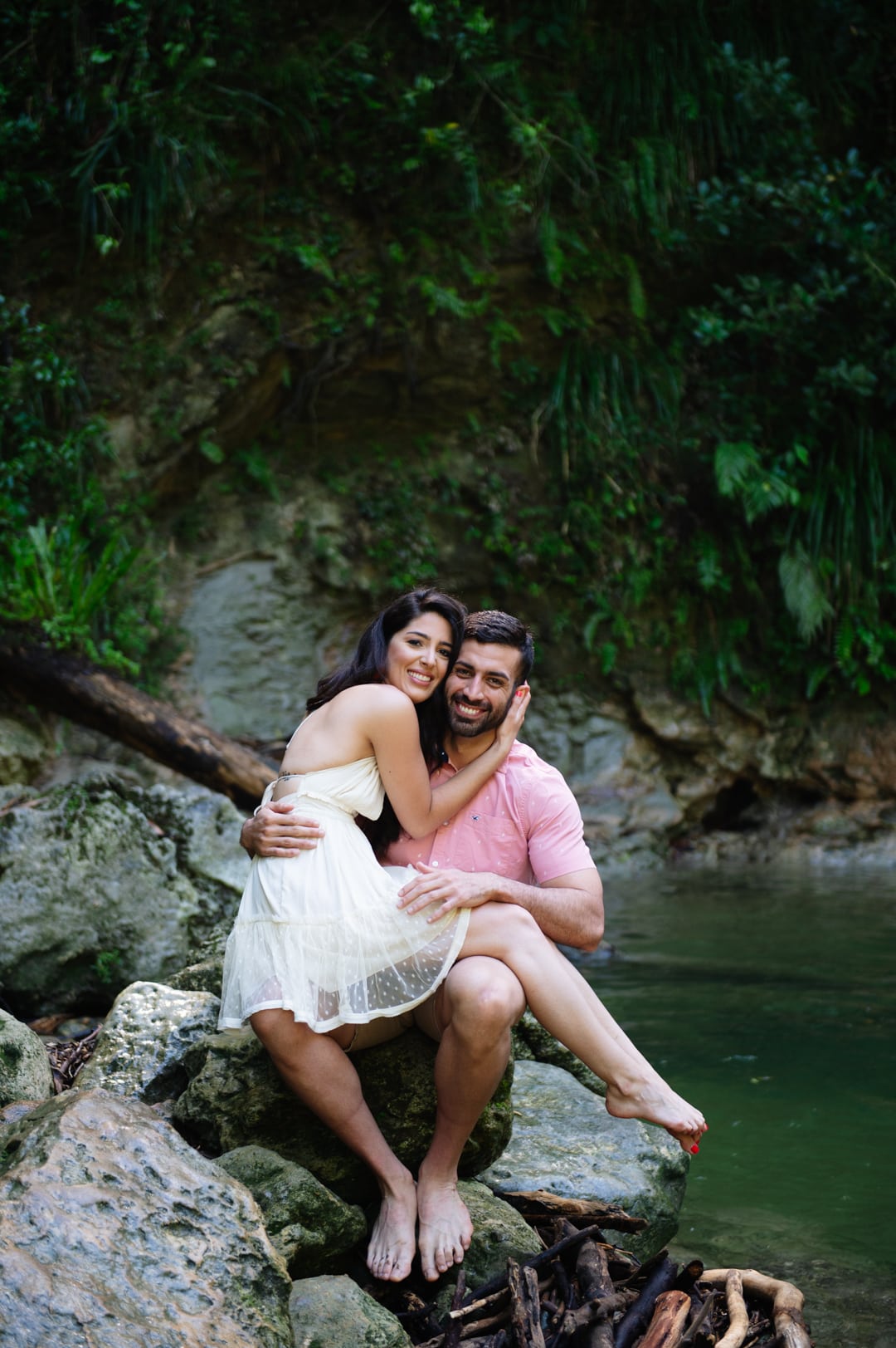 Fotos de love story en Cascada Gozalandia, San Sebastian por fotografo de bodas en puerto rico