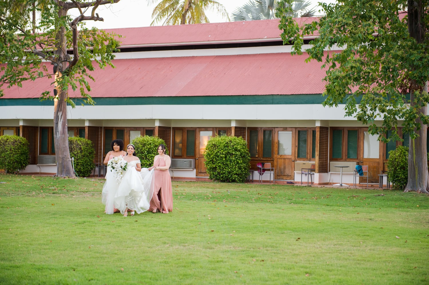 fotografia de boda en copamarina guanica al amanecer con recepción brunch