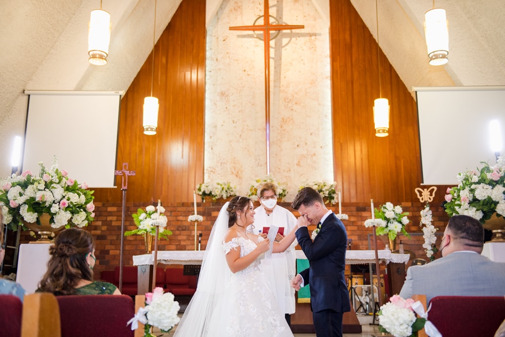 fotografia de bodas en iglesia Luterana Santisima Trinidad en Bayamon