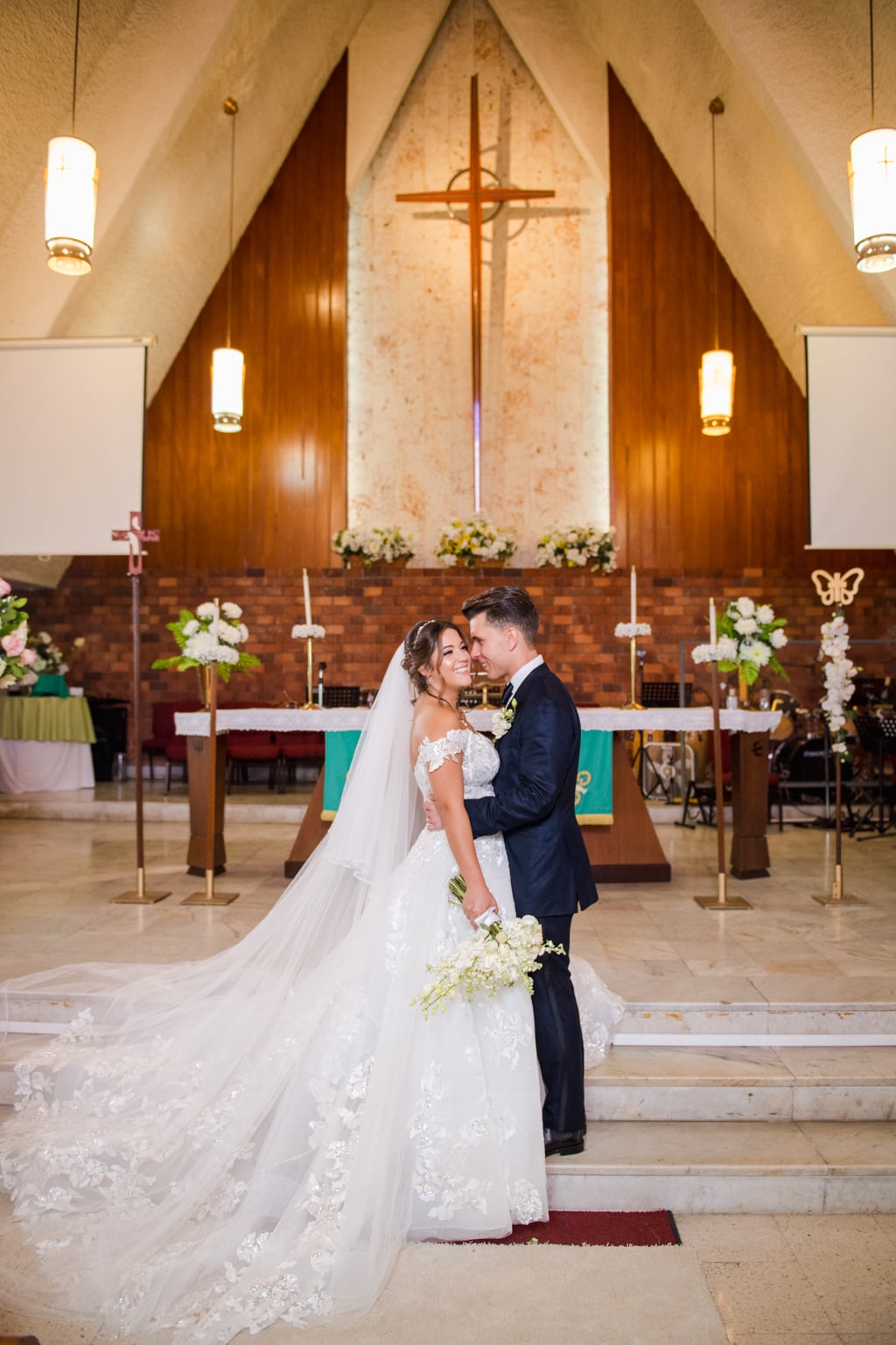 fotografia de bodas en iglesia Luterana Santisima Trinidad en Bayamon