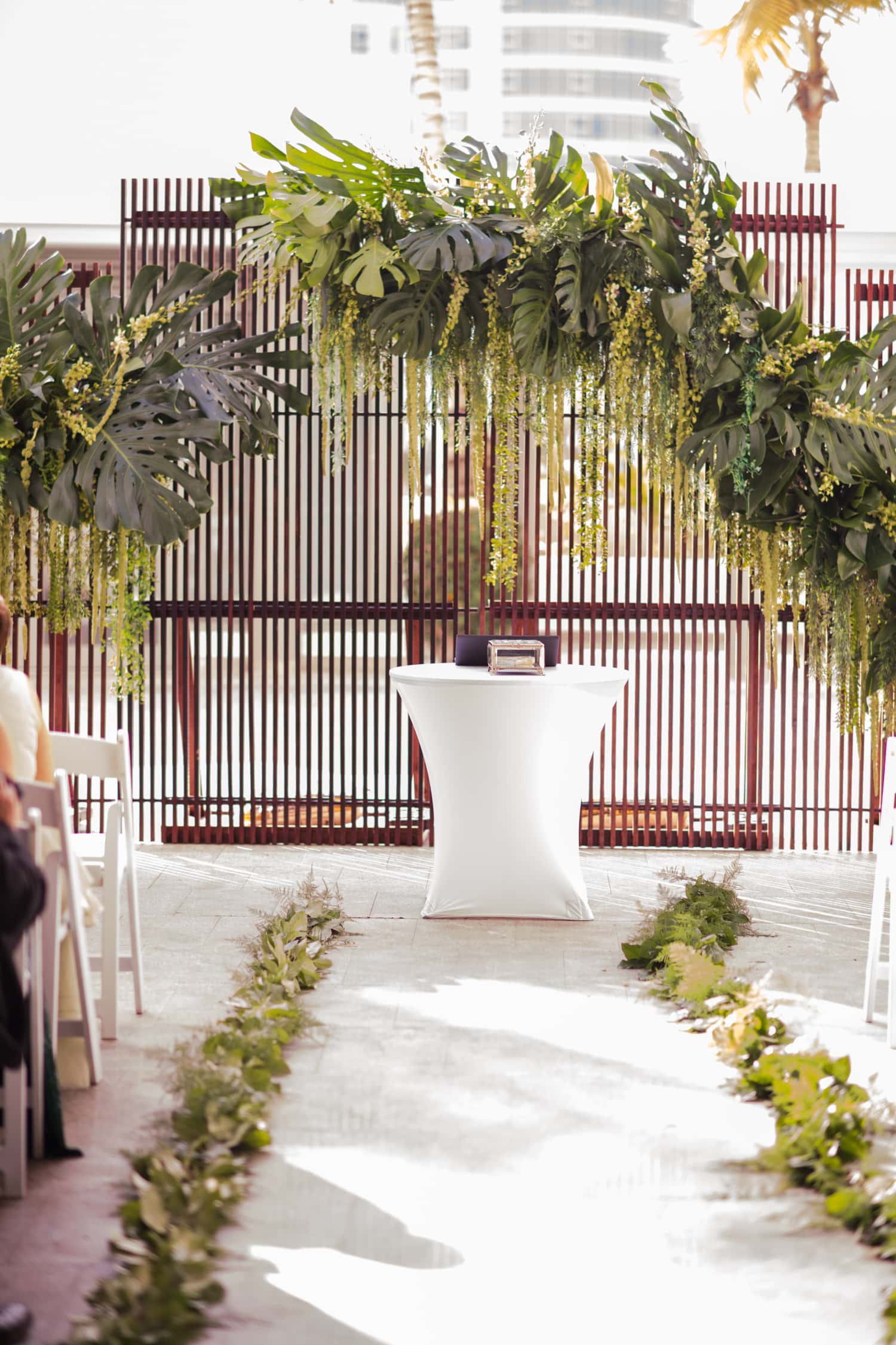 fotografia de bodas en la concha resort con ceremonia en el atrio y recepción en salon perla