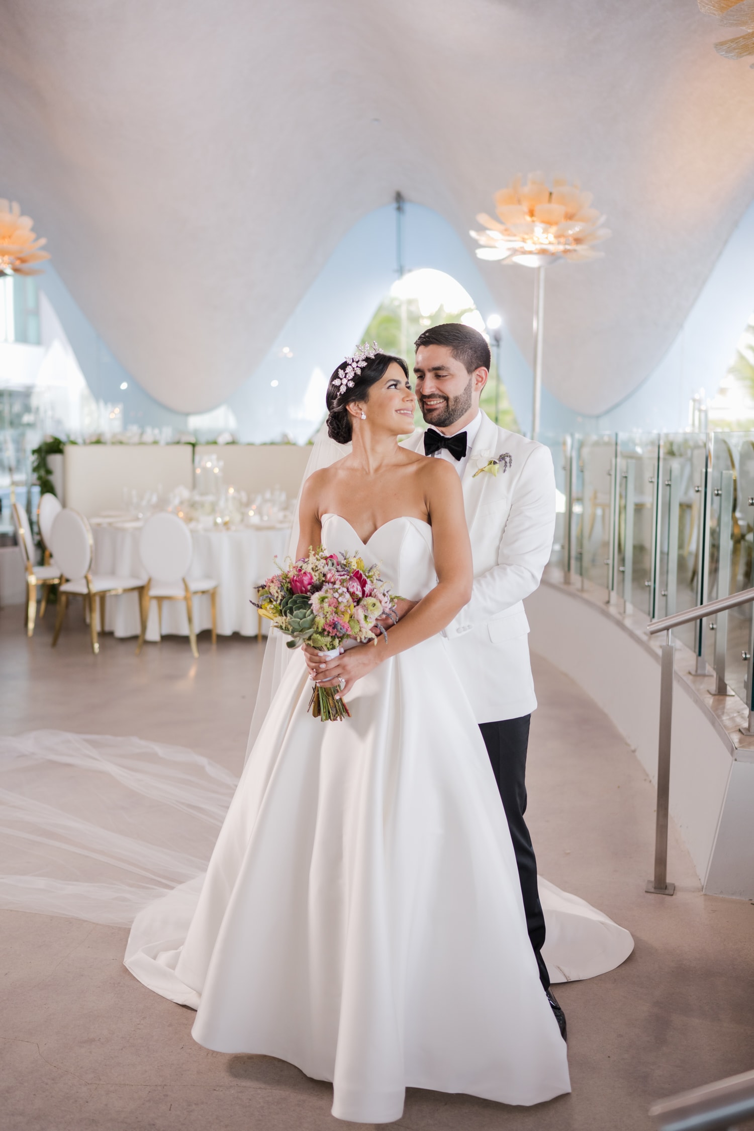fotografia de bodas en la concha resort con ceremonia en el atrio y recepción en salon perla