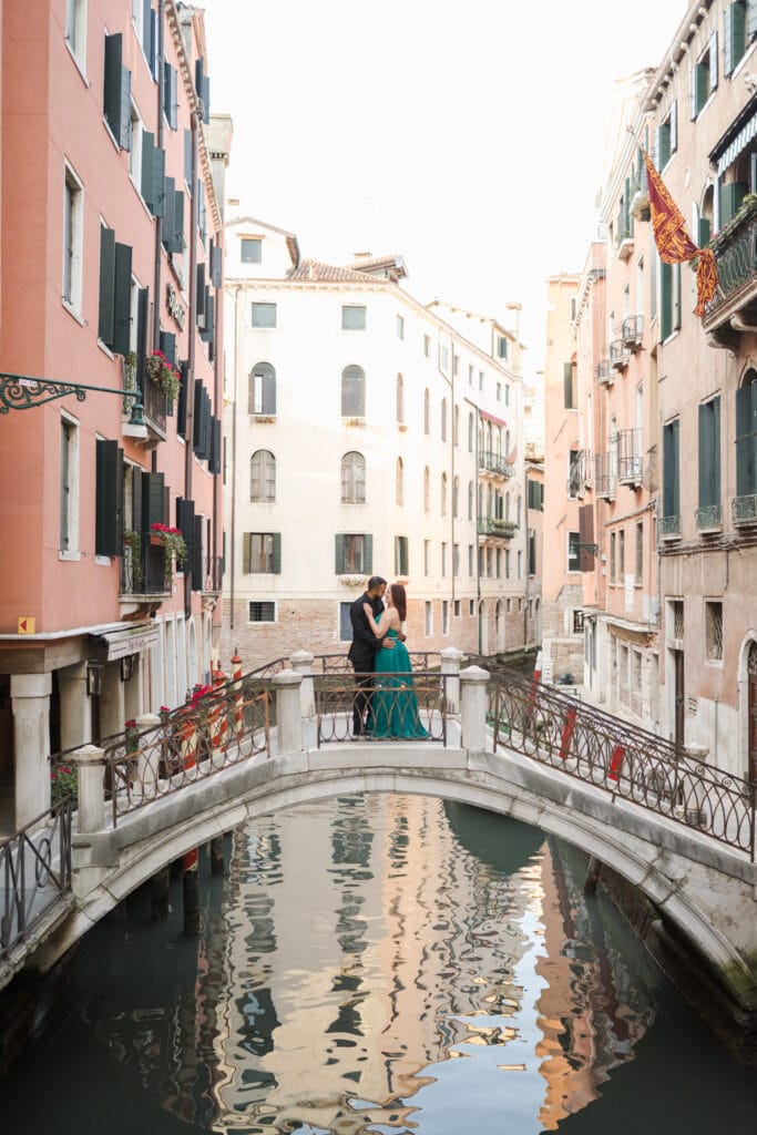 ponte rialto venice engagement photography fotos de compromiso venecia italia