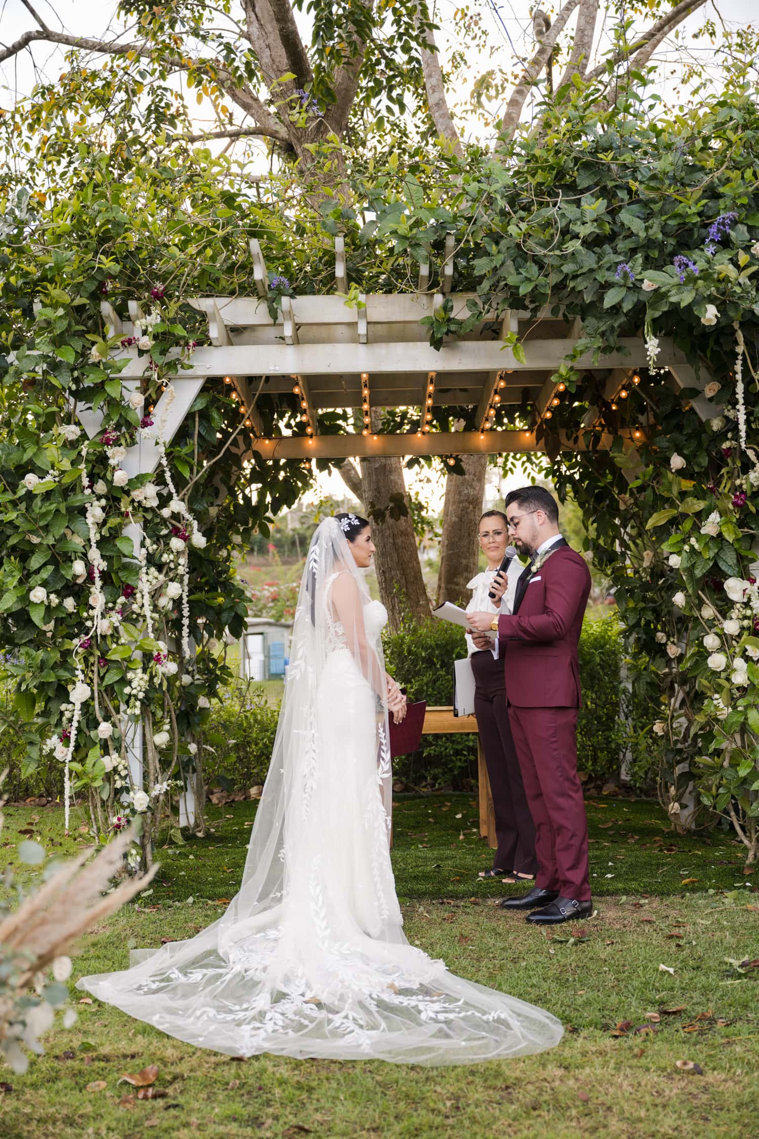 Las fotos de boda de Maydeline Ines Photography y Noel Aquino de Sabe a Vino en Hacienda el Lago en Cayey