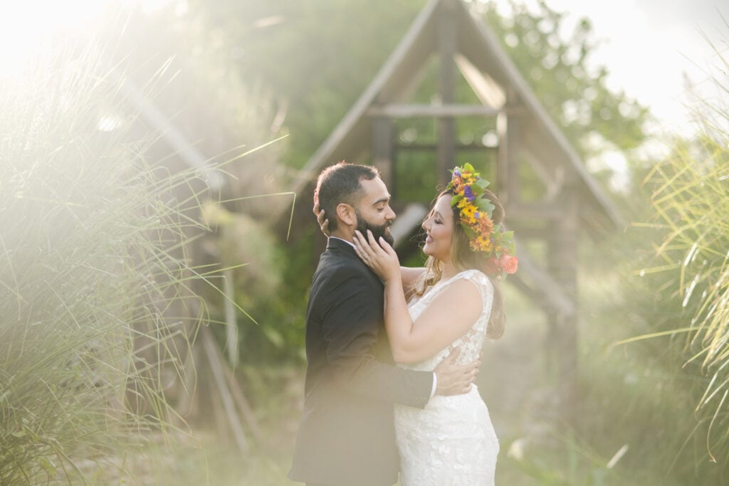 Fotos de recién casados en la Finca de Rústica en Naguabo, Puerto Rico. Esta finca es reconocida por su selección variada de flores y su disponibilidad para sesiones de fotos.