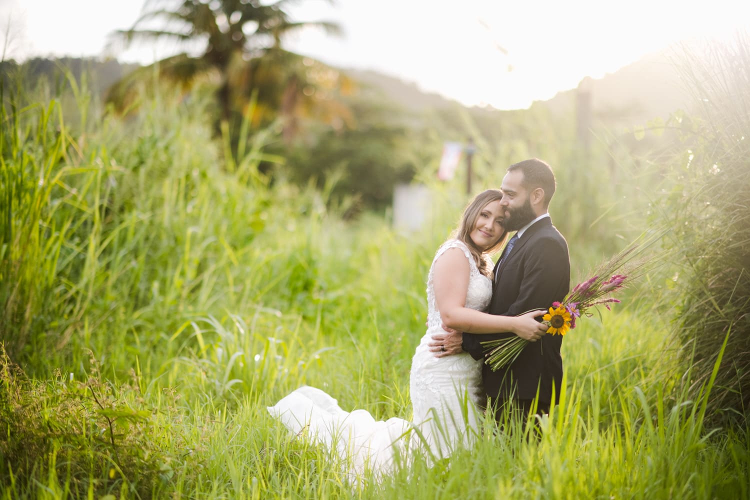 Fotos de recién casados en la Finca de Rústica en Naguabo, Puerto Rico. Esta finca es reconocida por sus giraflores pero también por una selección variada flores
