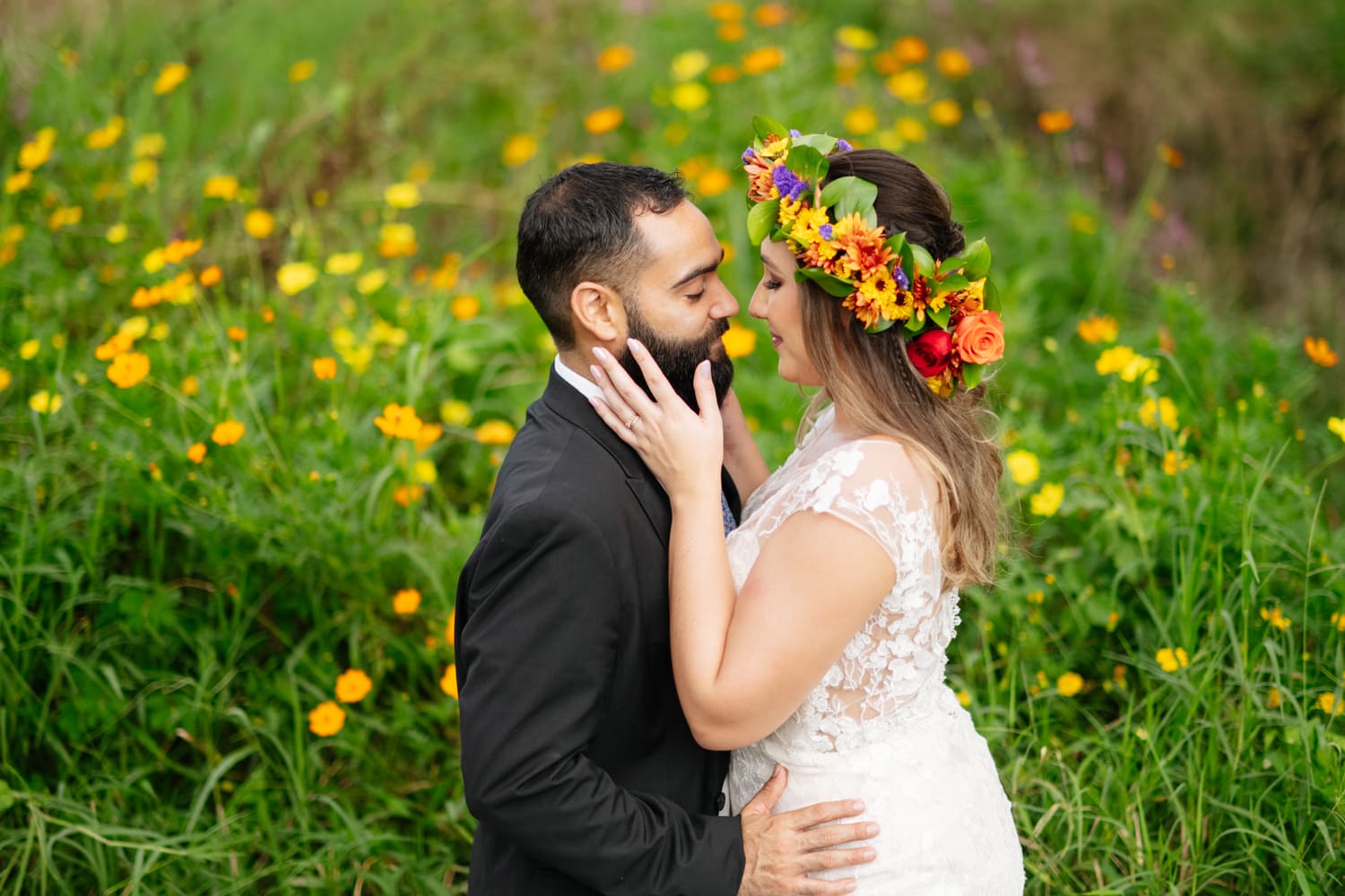 Fotos de recién casados en la Finca de Rústica en Naguabo, Puerto Rico. Esta finca es reconocida por sus giraflores pero también por una selección variada flores