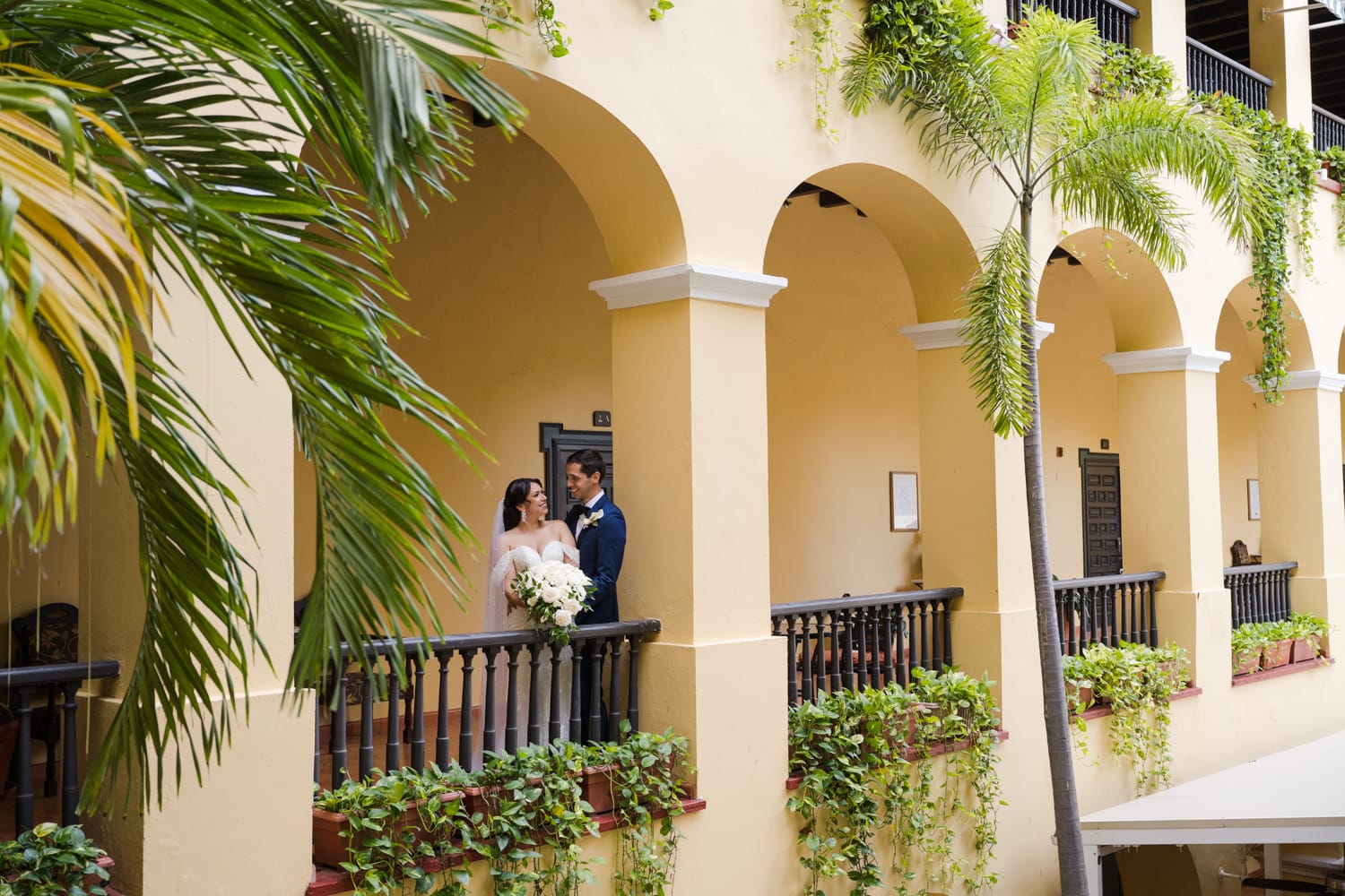 fotografia de boda en hotel el convento en viejo san juan puerto rico first look de novios y fotos de la novia
