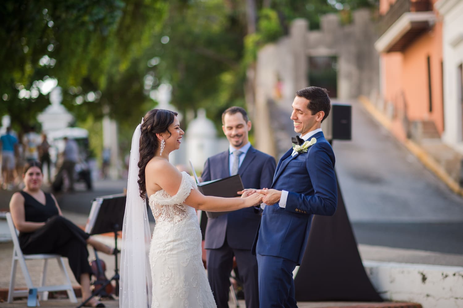 fotografia de boda en plaza de la rogativa en viejo san juan puerto rico