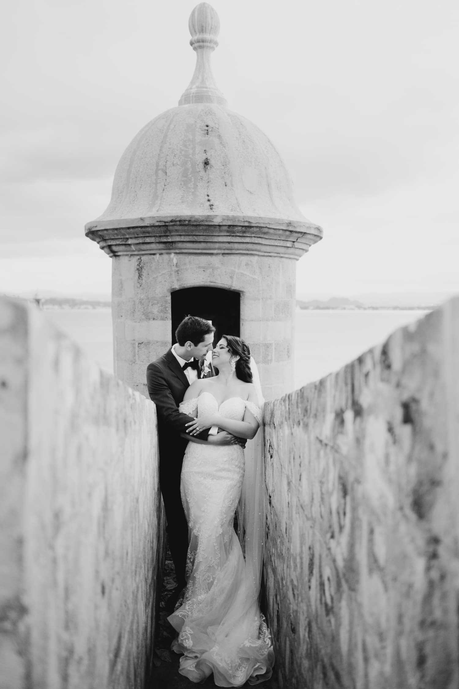 fotografia de boda en plaza de la rogativa en viejo san juan puerto rico