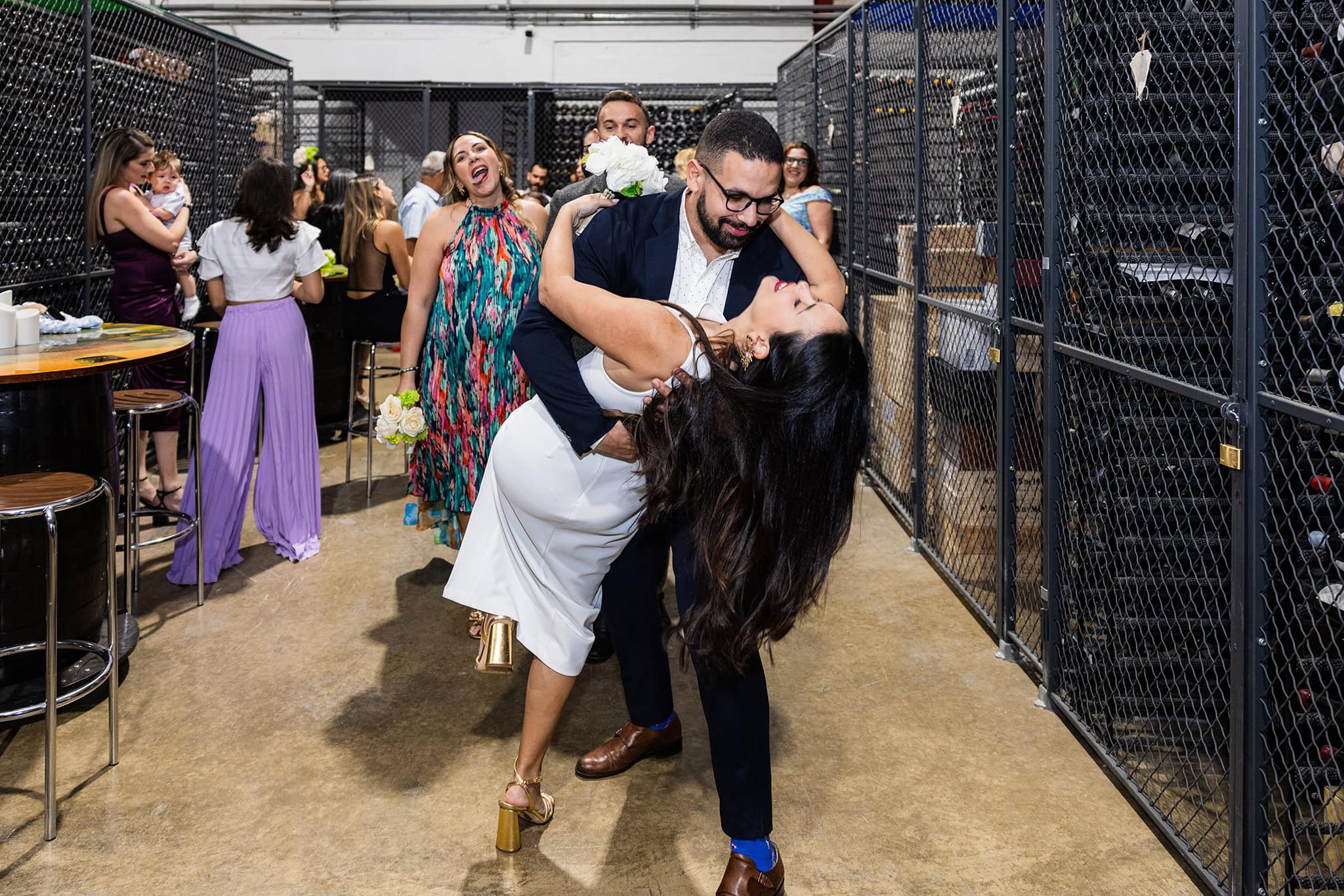 Rodeados de vino y amor, ensayamos nuestra ceremonia preguntándonos si no era más cool casarnos ahí mismo.