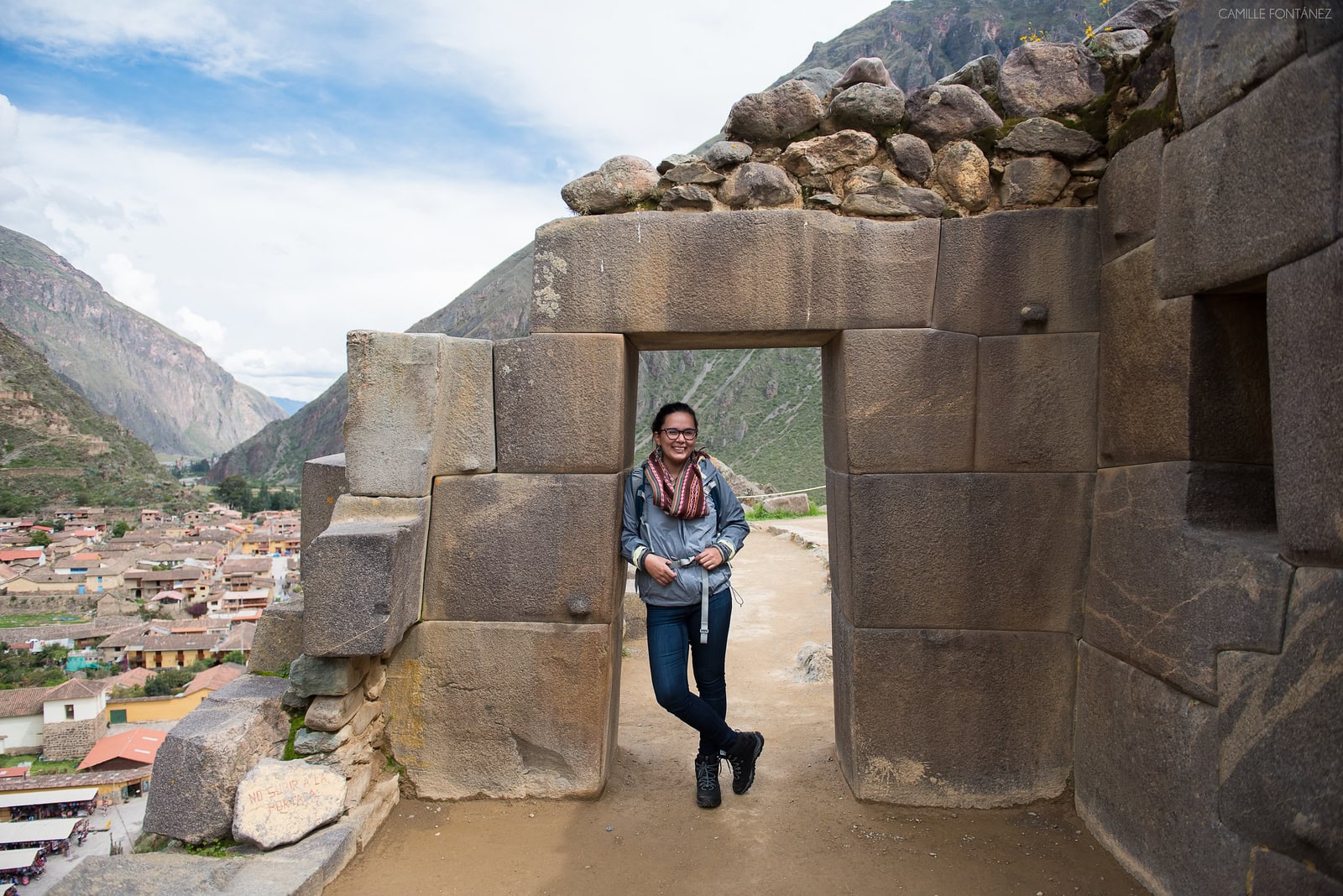 Camille escalando el sitio arqueológico de Ollantaytambo en 2014.