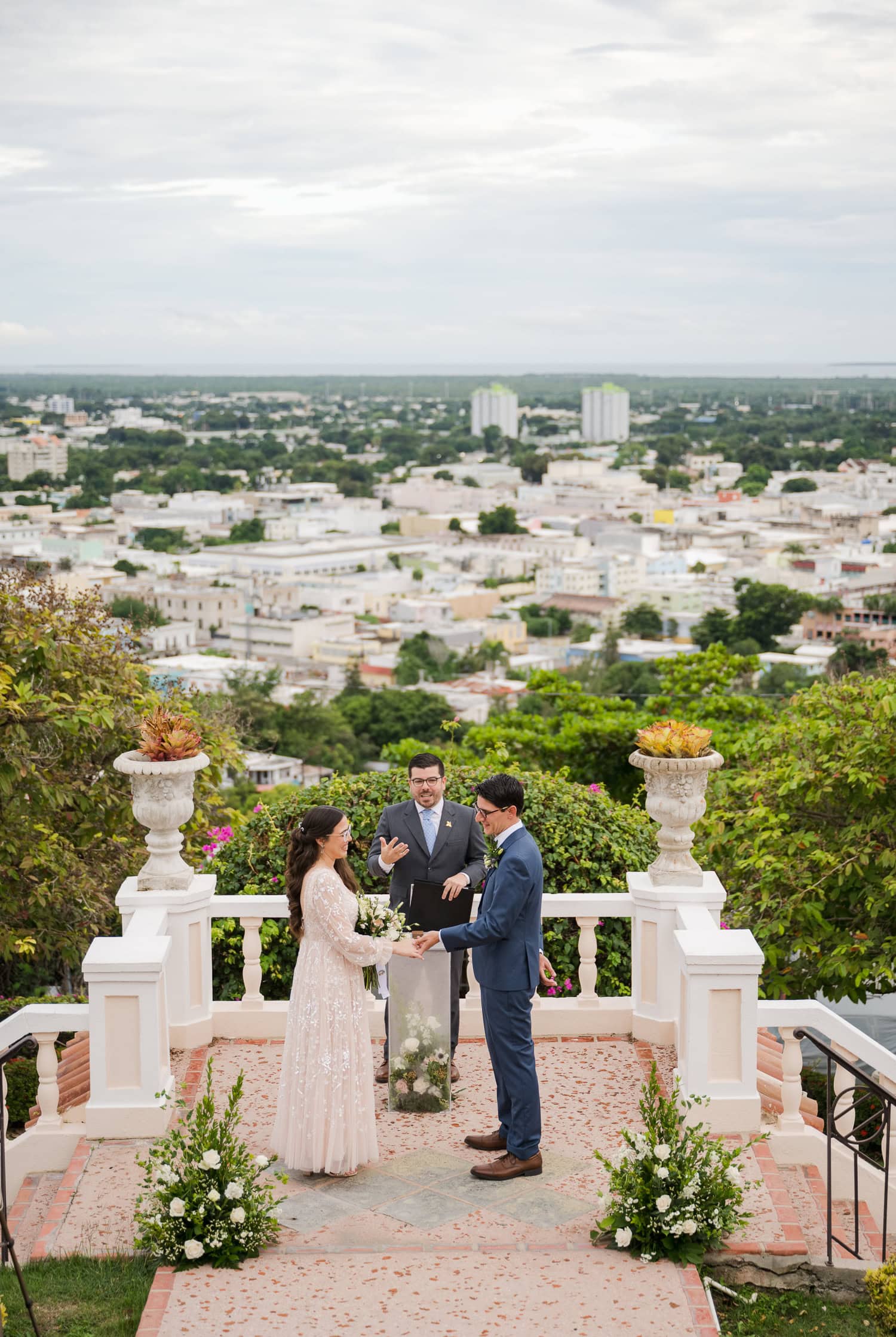 fotografia de micro boda en hotel ponce plaza y castillo serralles de ponce, puerto rico