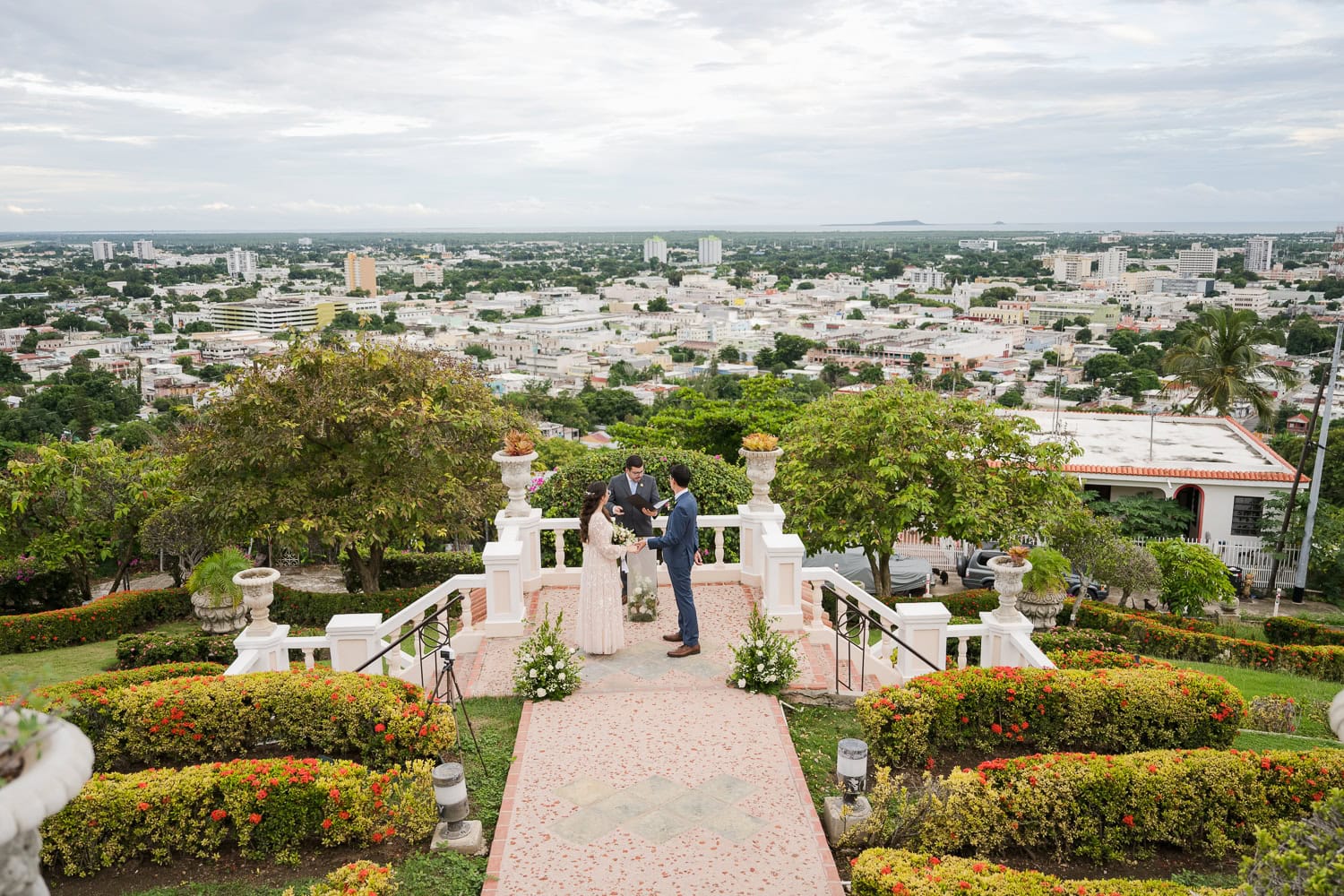 fotografia de micro boda en hotel ponce plaza y castillo serralles de ponce, puerto rico