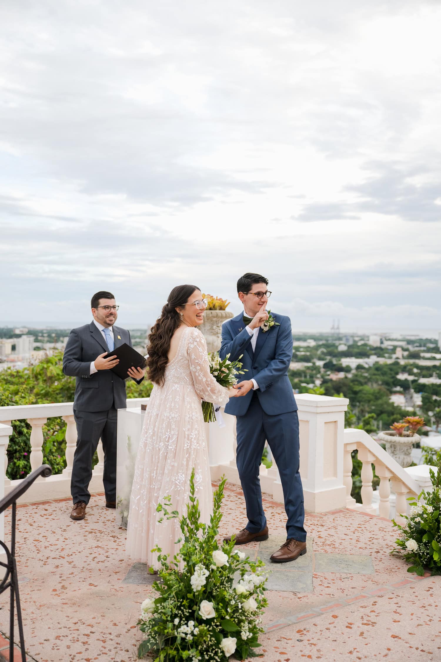 fotografia de micro boda en hotel ponce plaza y castillo serralles de ponce, puerto rico