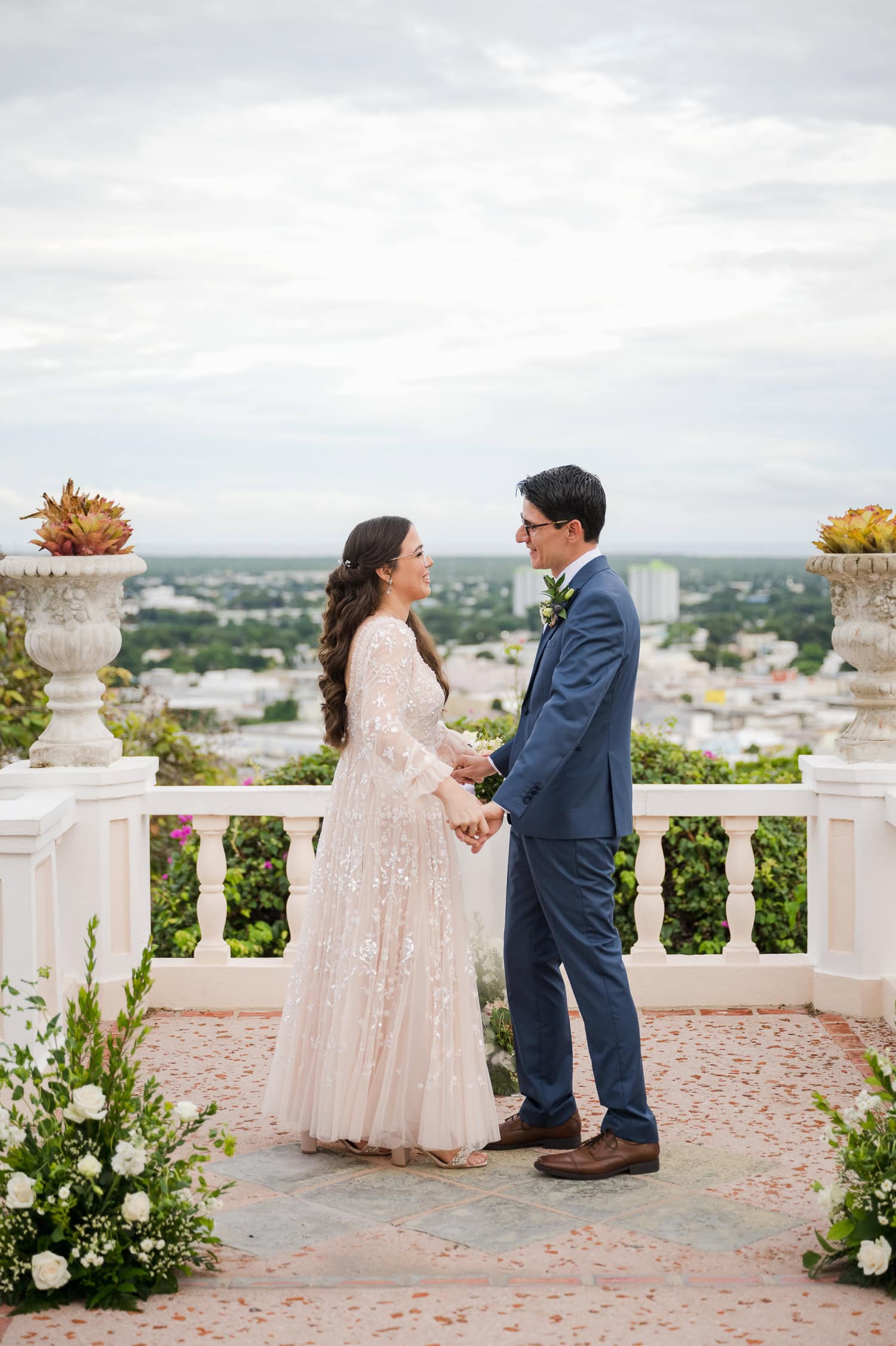 fotografia de micro boda en hotel ponce plaza y castillo serralles de ponce, puerto rico