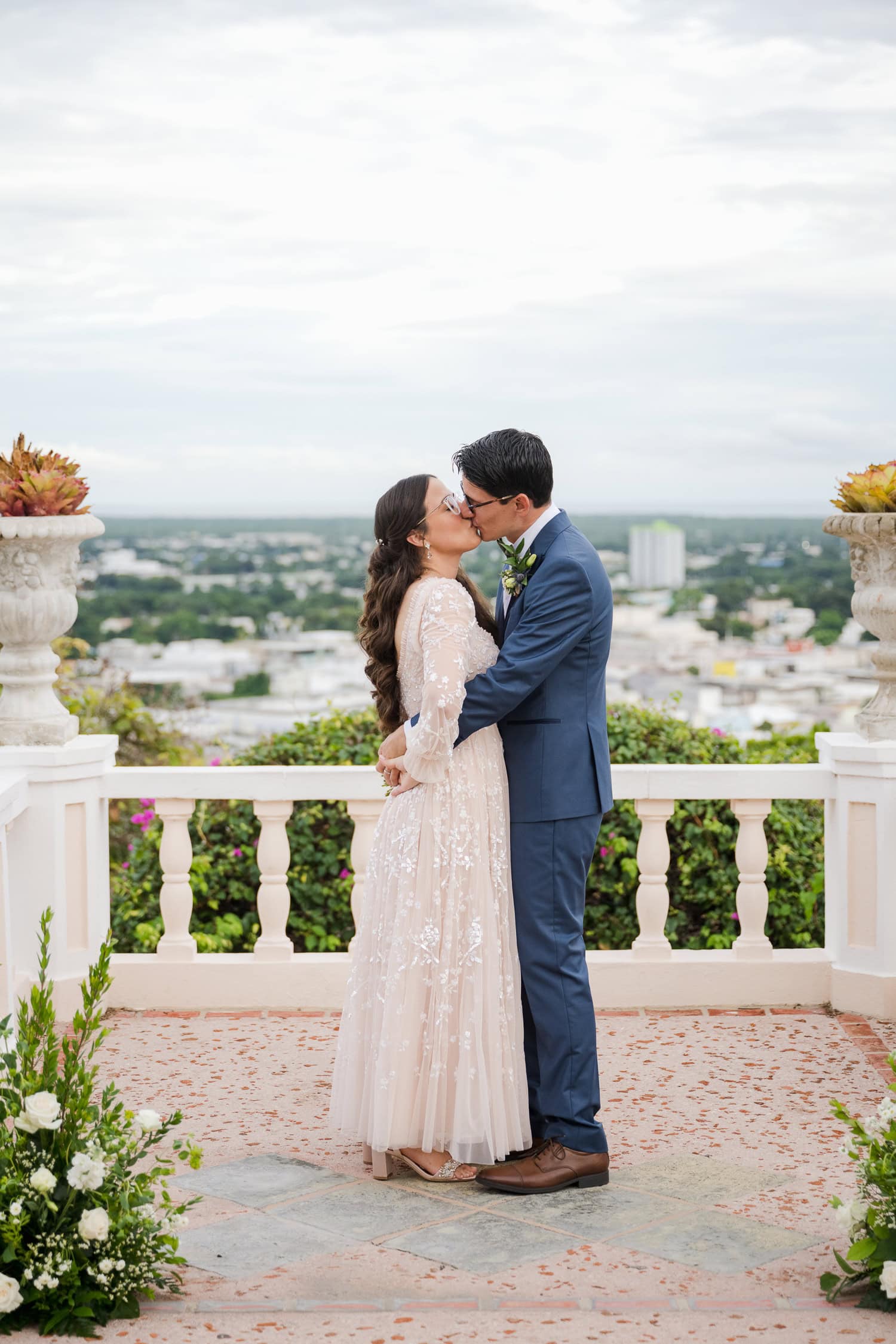 fotografia de micro boda en hotel ponce plaza y castillo serralles de ponce, puerto rico