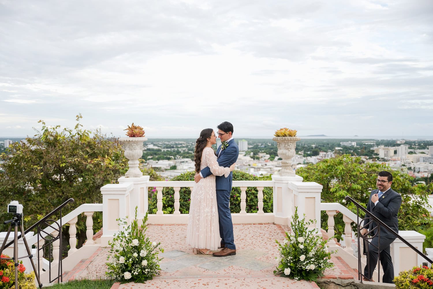 fotografia de micro boda en hotel ponce plaza y castillo serralles de ponce, puerto rico