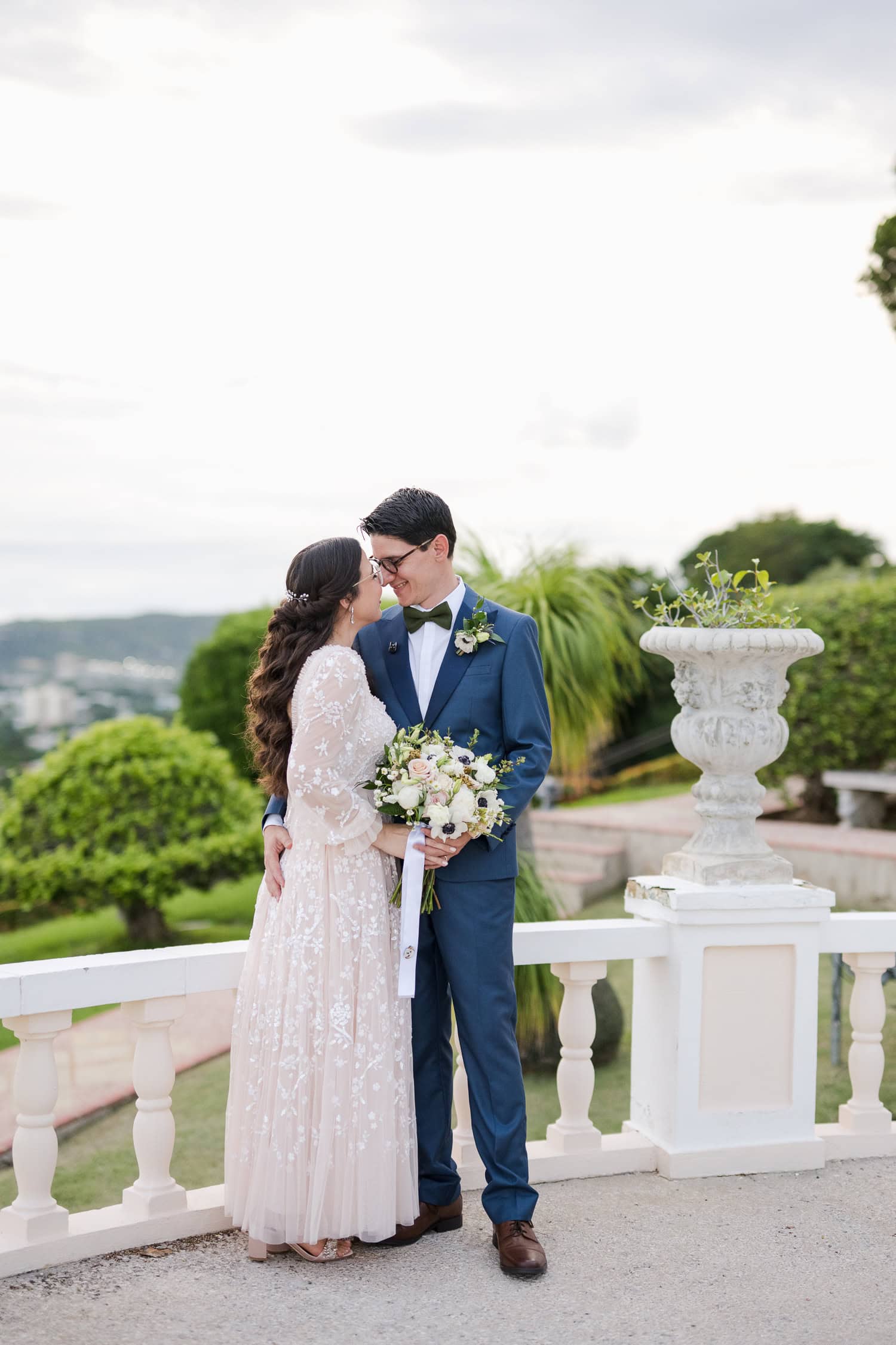 fotografia de micro boda en hotel ponce plaza y castillo serralles de ponce, puerto rico