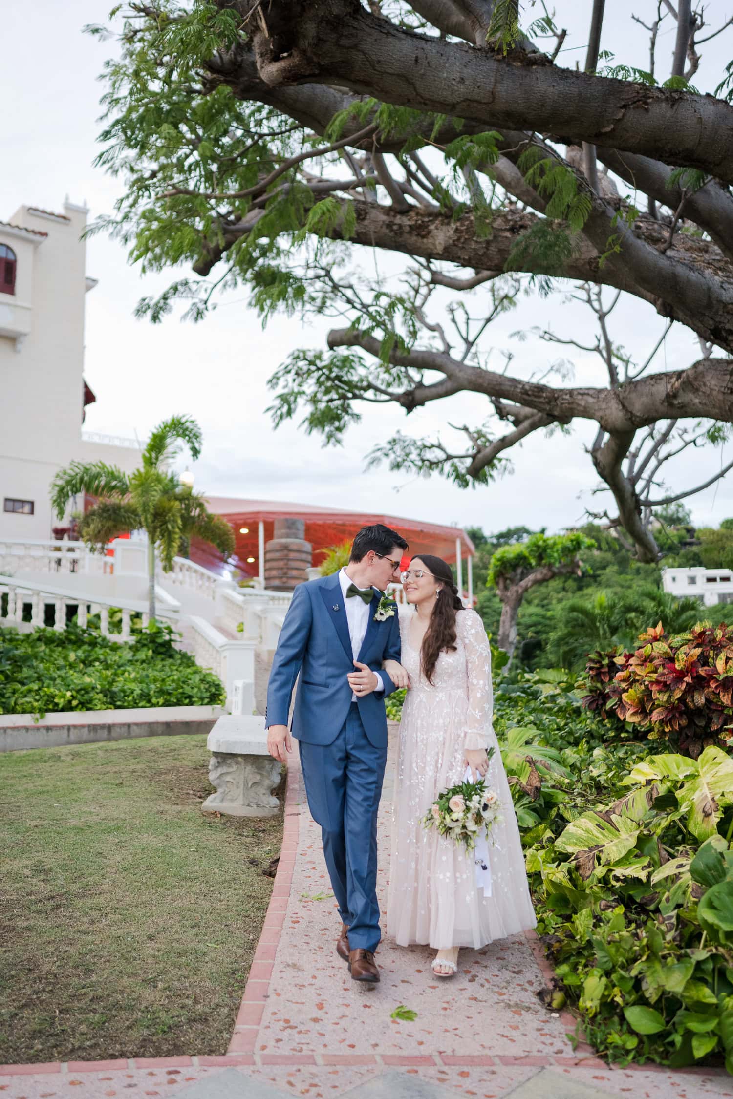 fotografia de micro boda en hotel ponce plaza y castillo serralles de ponce, puerto rico