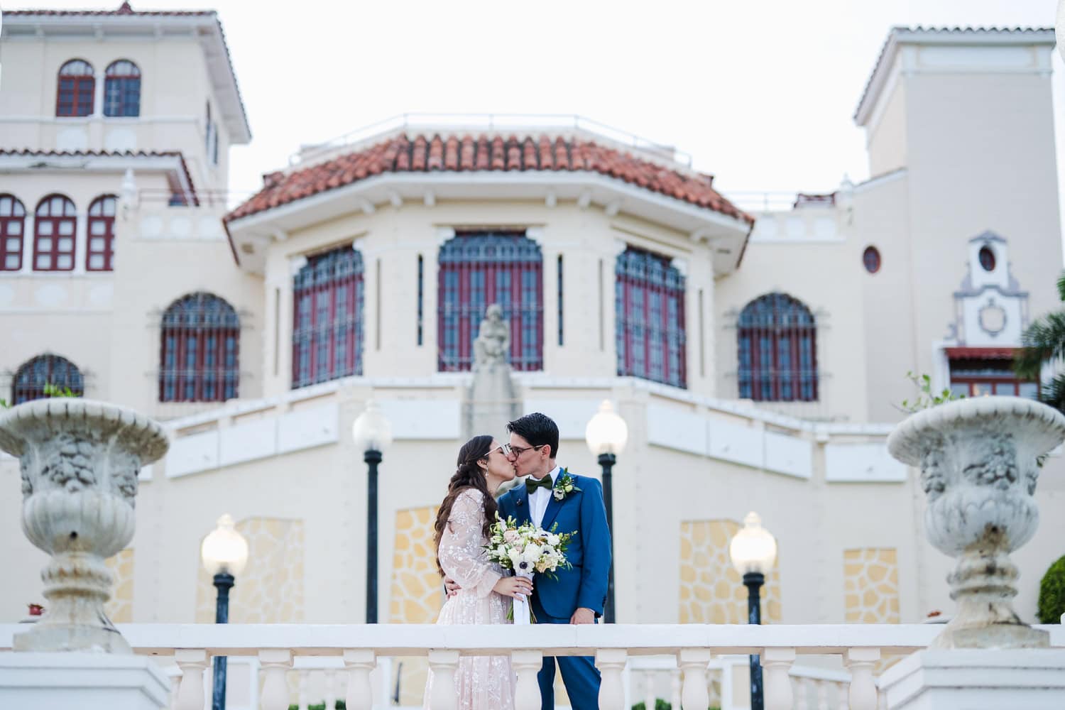 fotografia de micro boda en hotel ponce plaza y castillo serralles de ponce, puerto rico