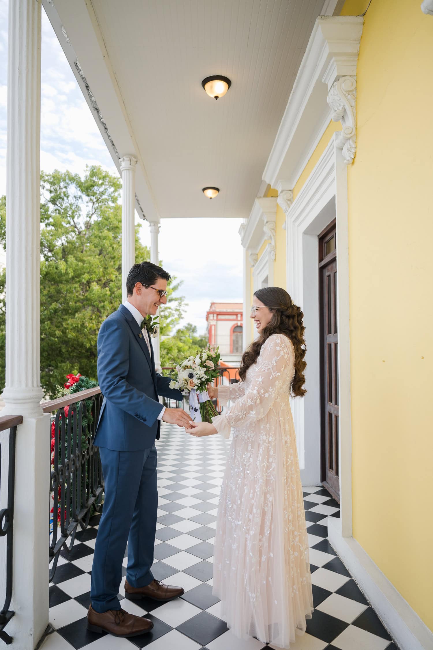 fotografia de micro boda en hotel ponce plaza y castillo serralles de ponce, puerto rico