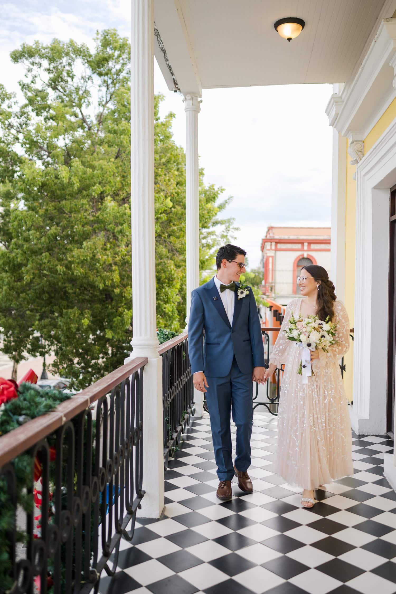 fotografia de micro boda en hotel ponce plaza y castillo serralles de ponce, puerto rico