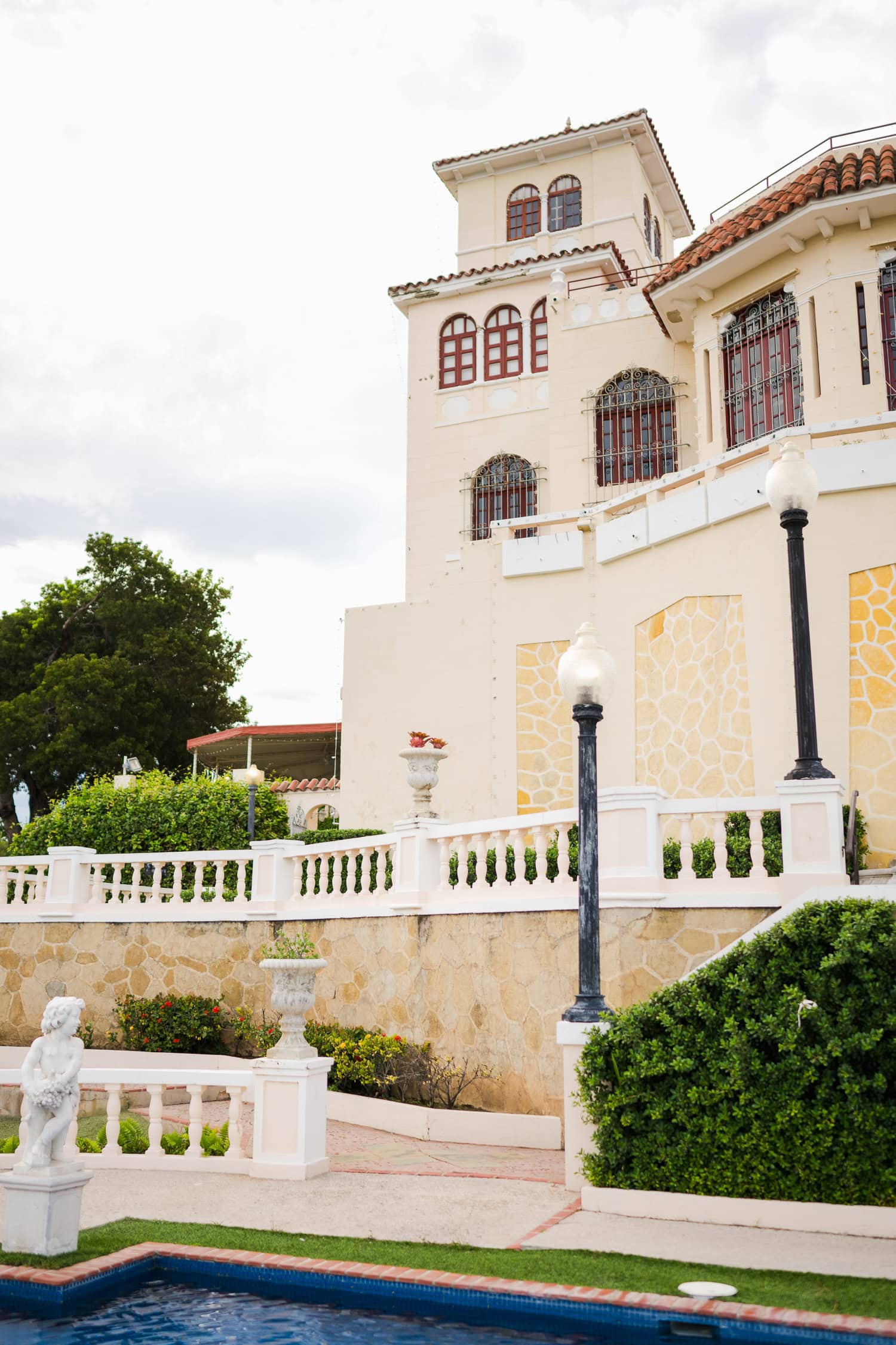 fotografia de micro boda en hotel ponce plaza y castillo serralles de ponce, puerto rico