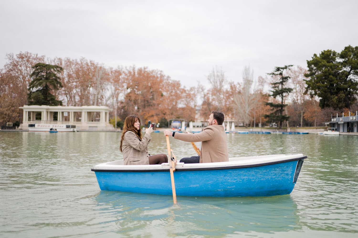 sesion de fotos de pareja en Parque del Retiro en Madrid Espana