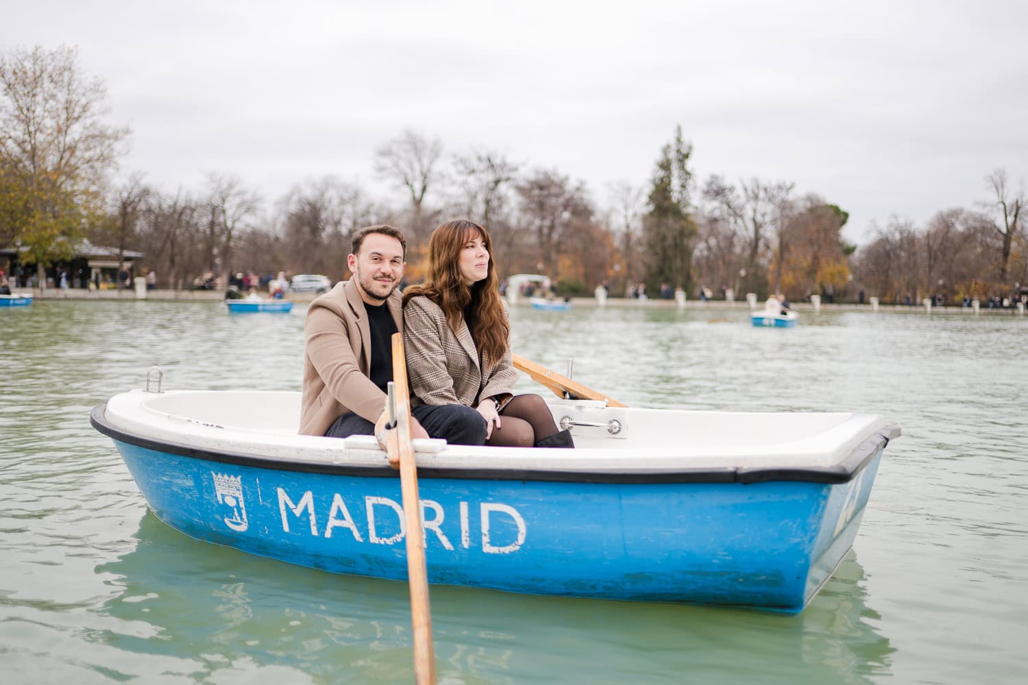 sesion de fotos de pareja en Parque del Retiro en Madrid Espana