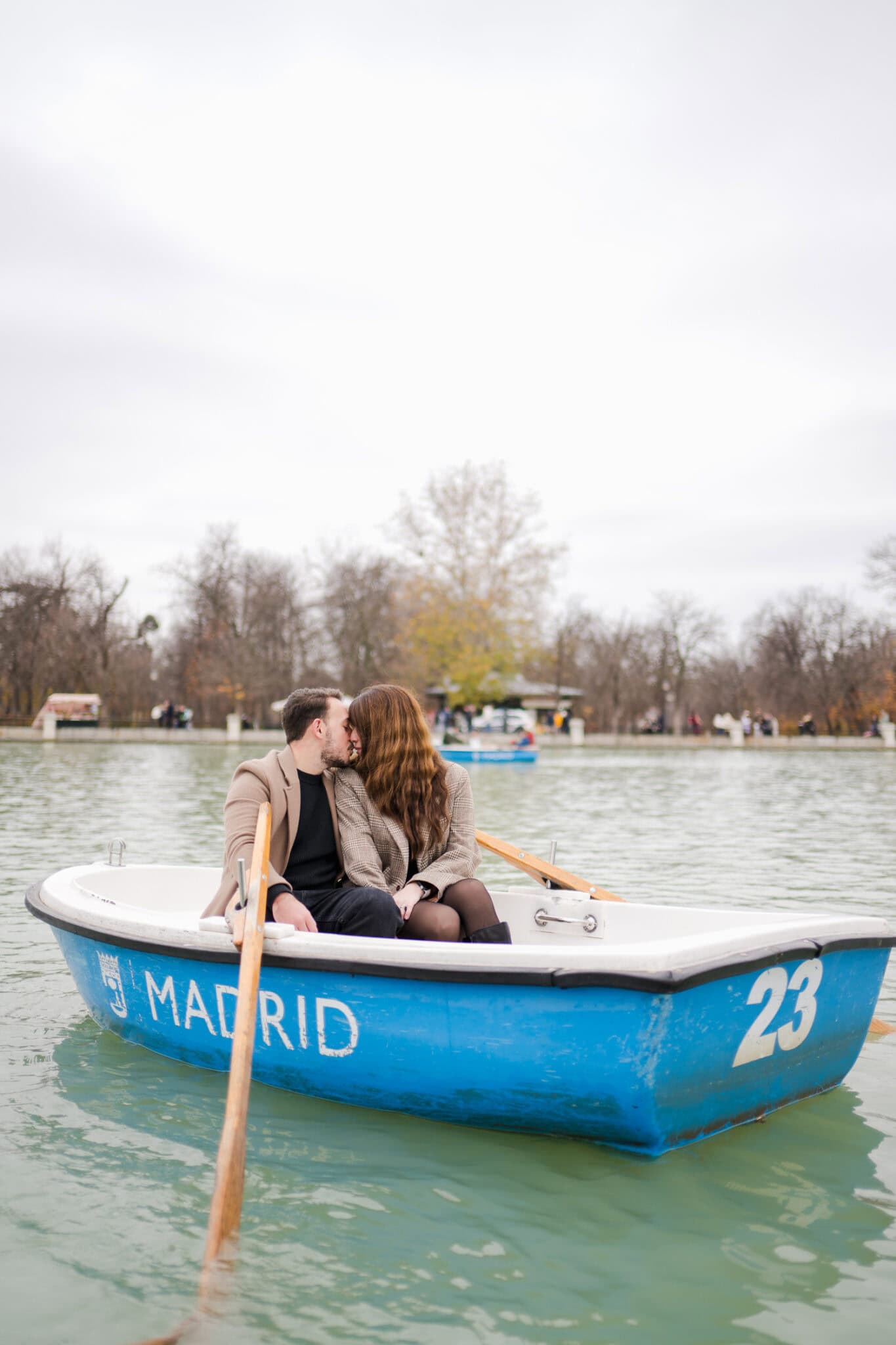 sesion de fotos de pareja en Parque del Retiro en Madrid Espana