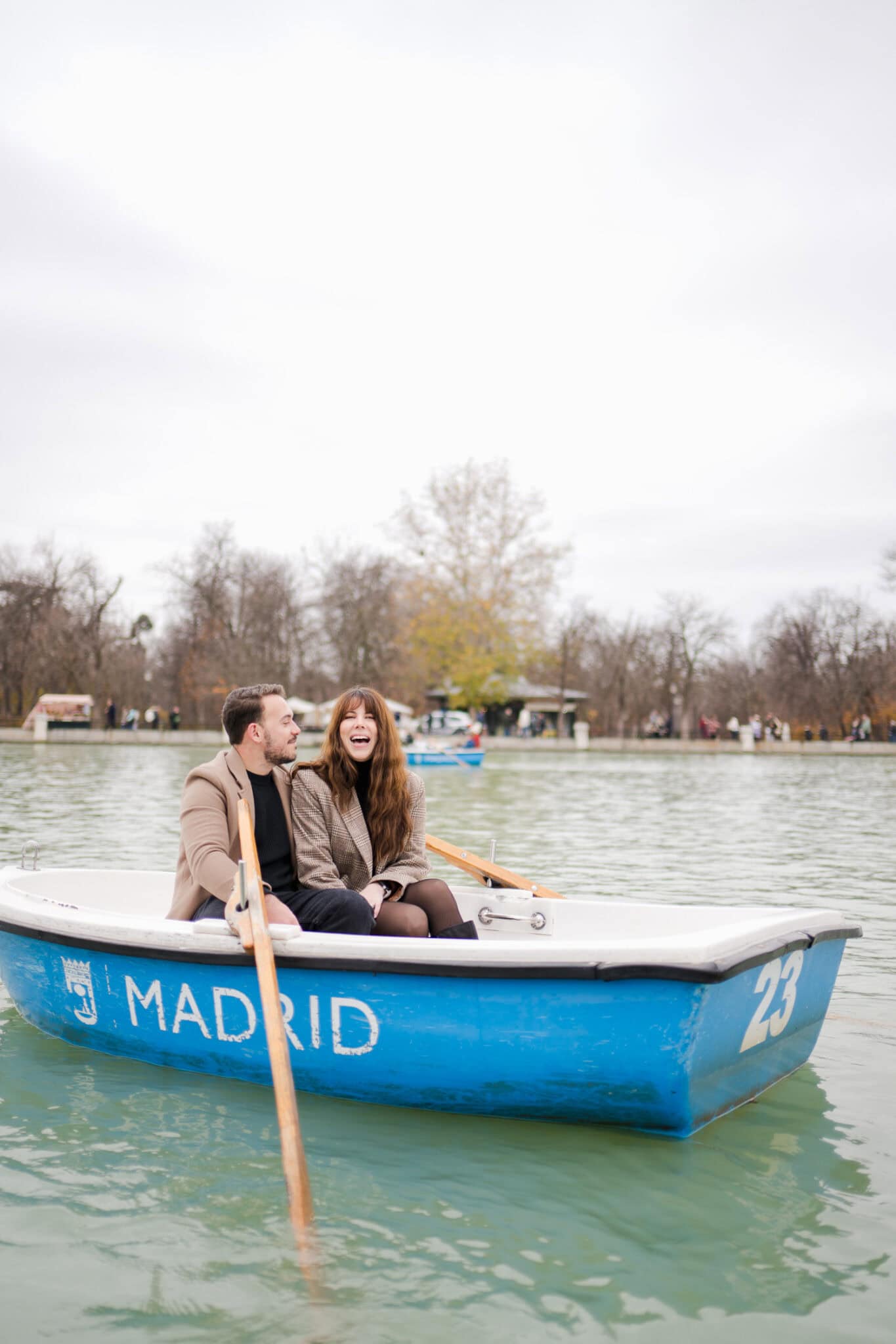 sesion de fotos de pareja en Parque del Retiro en Madrid Espana