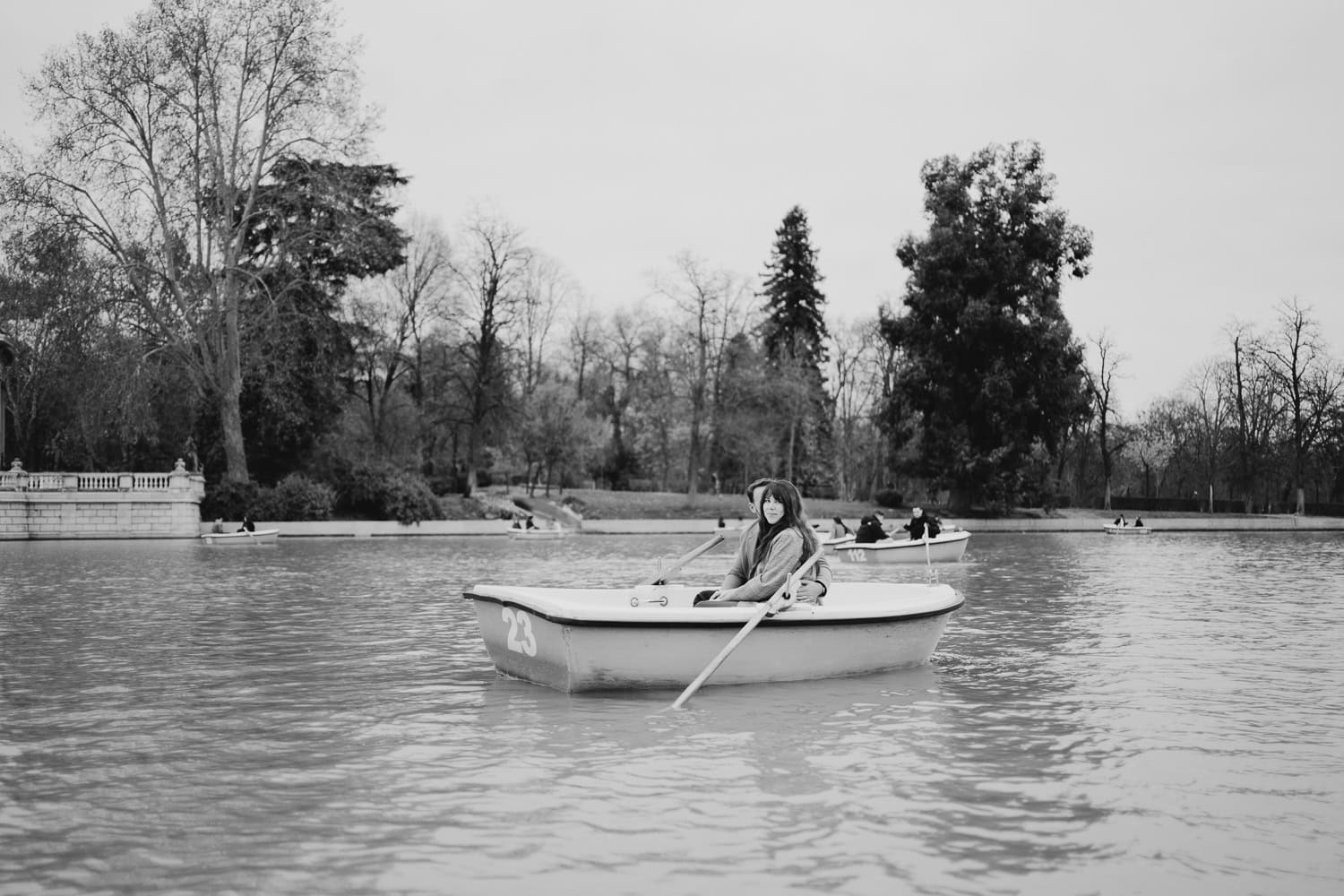 sesion de fotos de pareja en Parque del Retiro en Madrid Espana