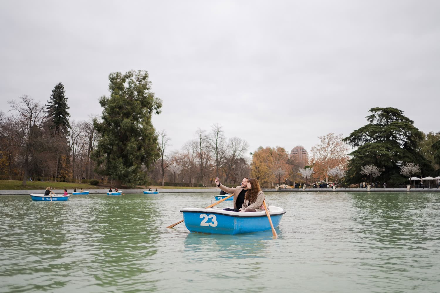 sesion de fotos de pareja en Parque del Retiro en Madrid Espana