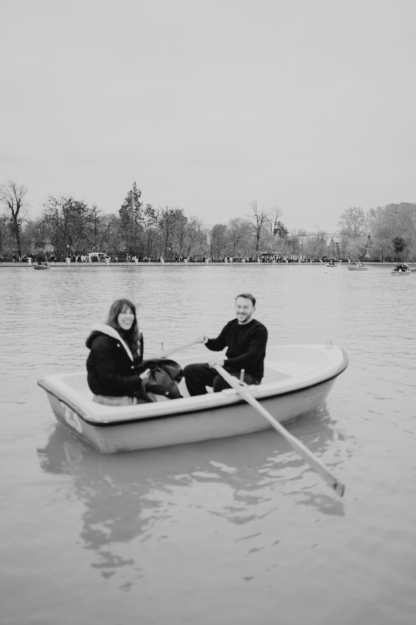 sesion de fotos de pareja en Parque del Retiro en Madrid Espana