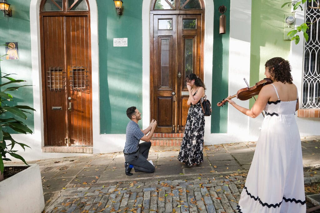 Propuesta de matrimonio sorpresa con violinista en las calles coloniales de Viejo San Juan