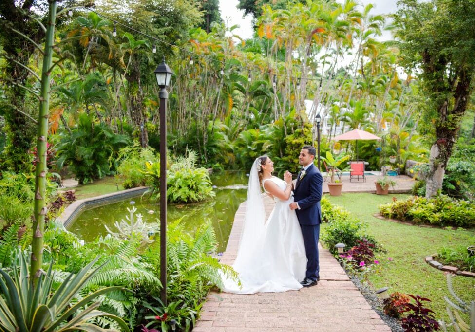 fotografa de bodas en Puerto Rico Camille Fontanez captura una boda rústica al exterior en los hermosos jardines de Hacienda Azucena en Rio Grande